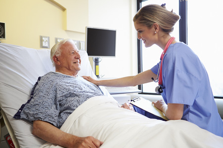 Zwei Krankenschwestern kümmern sich um den Patienten Zwei Krankenschwestern kümmern sich um den Patienten